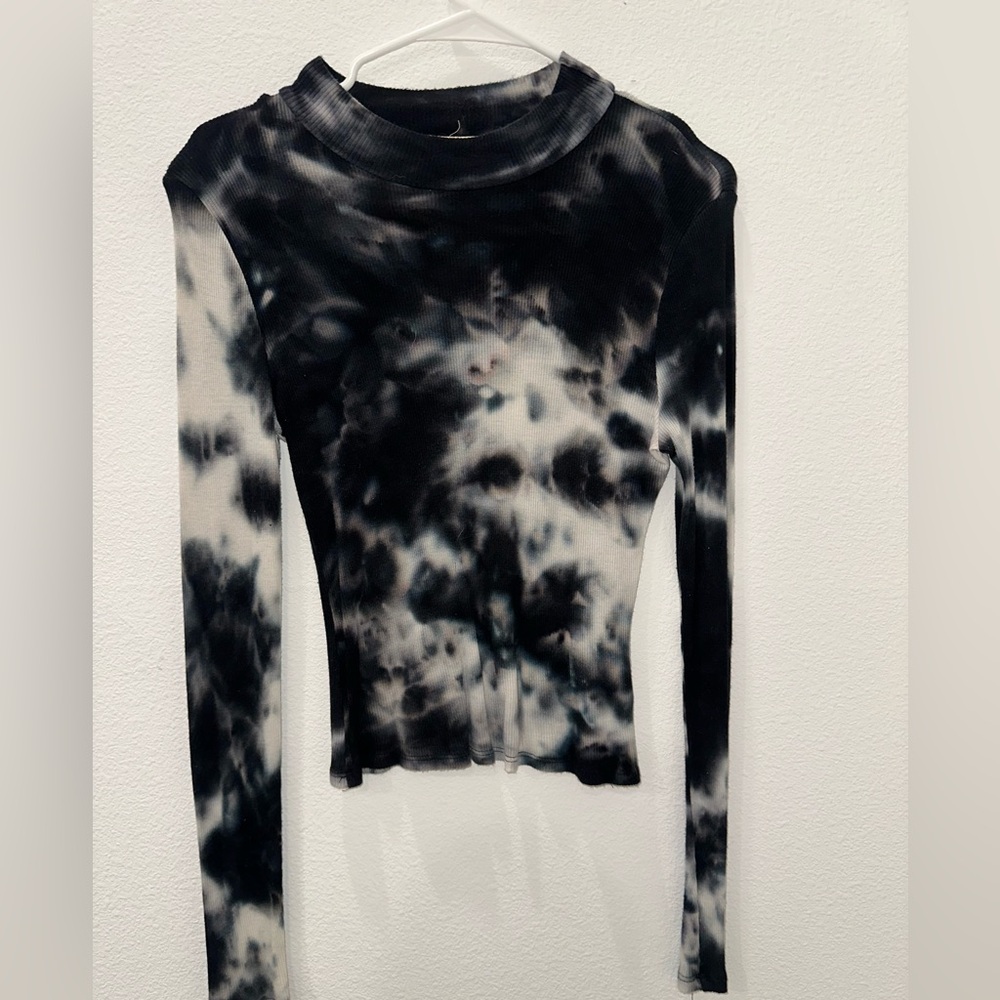 Gimmicks by BKE Black and White Fitted Crop Blouse